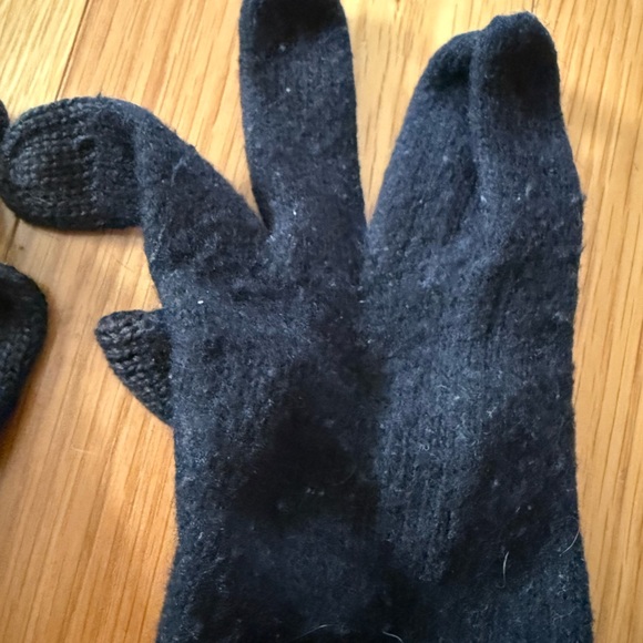 Genuine Coach logo C women’s black cashmere beautiful gloves w/tech tip thumbs. - Picture 3 of 4